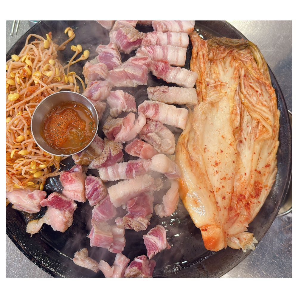 가락동 할매솥뚜껑삼겹살 흑돼지 구이와 미나리 김치의 조합